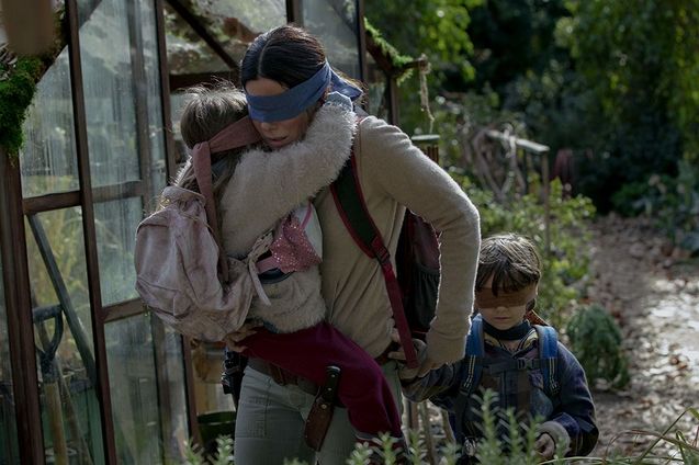 bird box photo sandra bullock enfants boy and girl